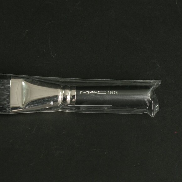 MAC 197SH Short Handled Duo Fiber Square brush - Picture 2 of 2